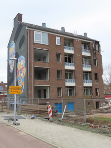 912420 Gezicht op het restant van de flat aan de Thomas à Kempisweg te Utrecht, met een muurschildering van de ...